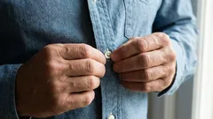 なぜ男性と女性では衣服のボタン位置が違うのか：習慣の驚くべき歴史