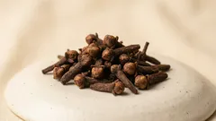 クローブは体に大きな効果をもたらす小さなスパイス：正しい使い方