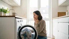 洗濯機の中に一晩中洗濯物を忘れた？すすぎだけではダメな理由と、その対処法